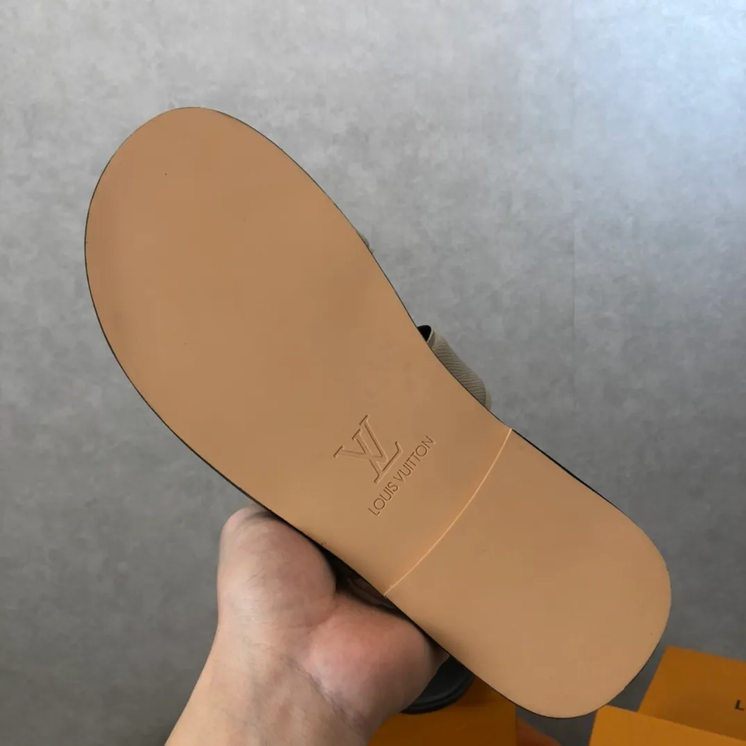 Factory price: 270💰LV counters are selling new brand luxury men's slippers, casual, loose and comfortable. The must-have model in the picture above [Happy][Happy], multiple colors available Size: 38-44, customized 45